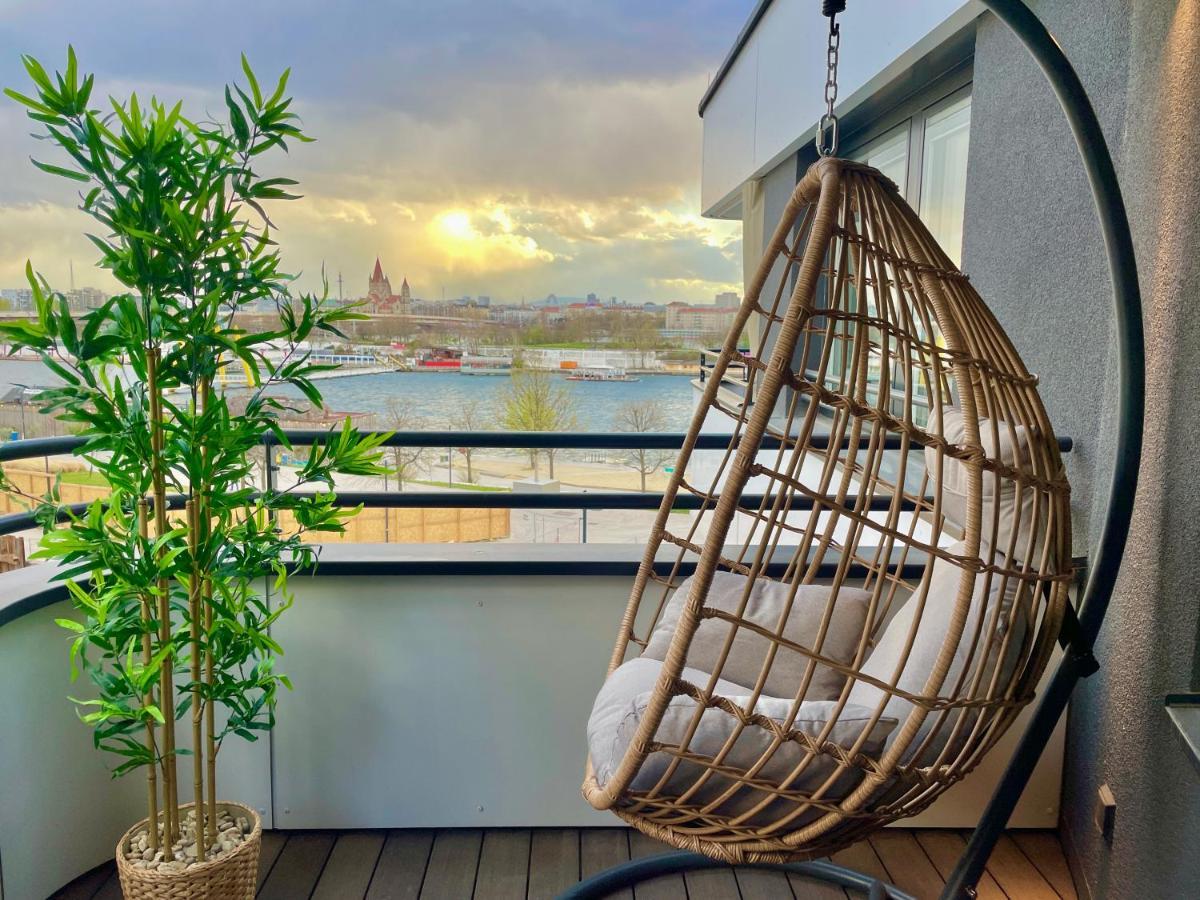 Riverfront With Balcony And Ac Apartment